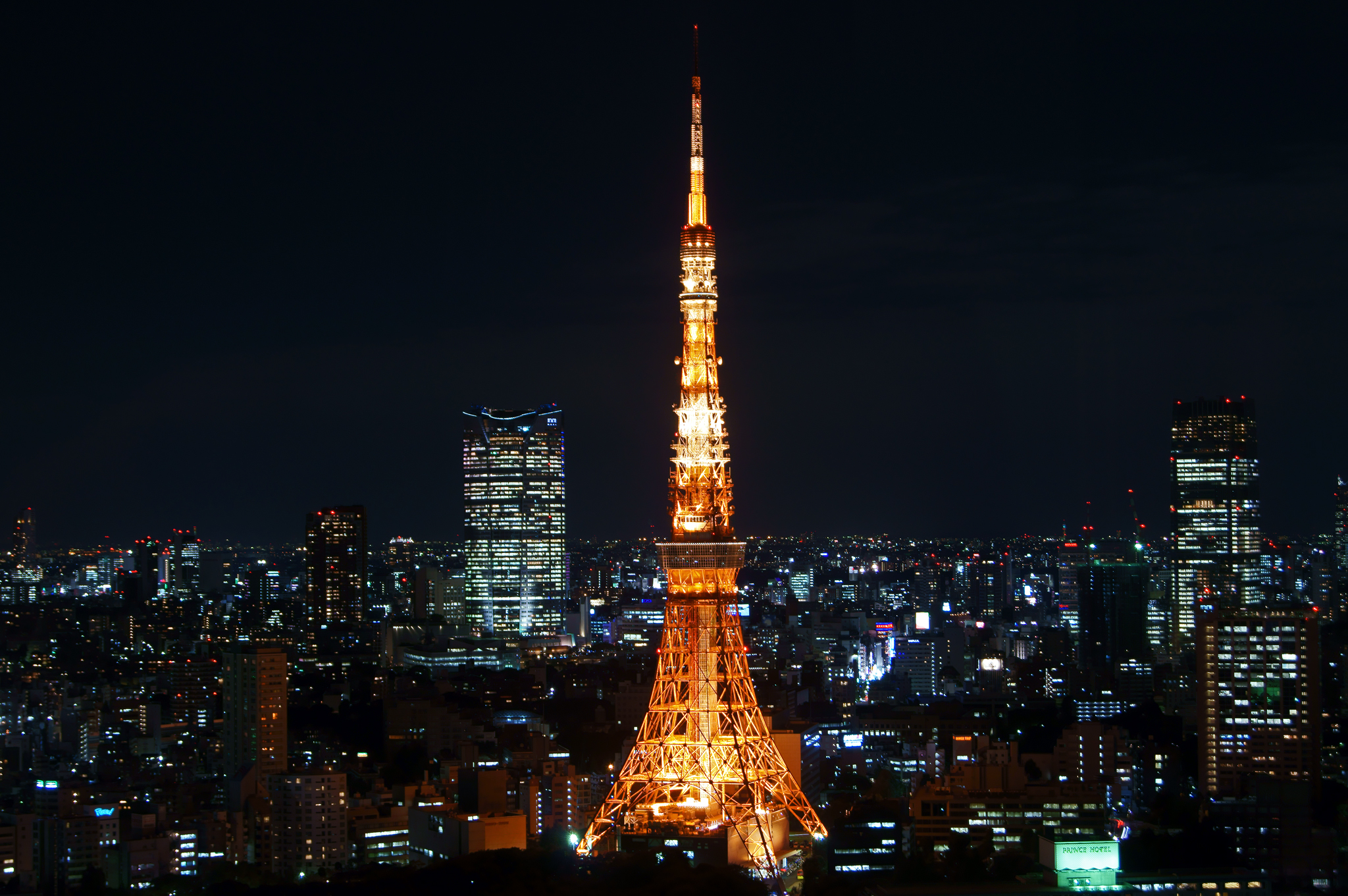 街の夜景の中でオレンジ色にライトアップされた東京タワー